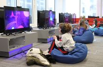 فتيات يتدربن على كيفية تصميم وبرمجة ألعاب الفيديو في ورشة عمل/لندن/بريطانيا