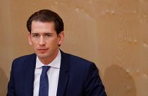 برلمان النمسا يسحب الثقة من حكومة المحافظ كورتس غداة فوزه في الانتخابات