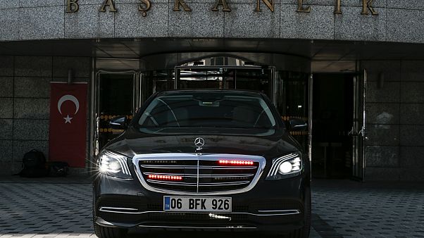 Ankara'da 'çakarlı araç' uygulamasına son: Yavaş'ın makam aracından söküldü Ankara'da 'çakarlı araç' uygulamasına son: Yavaş'ın makam aracından söküldü