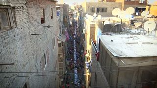  شاهد: مئات المصريين في حفل إفطار جماعي بأحد أحياء القاهرة