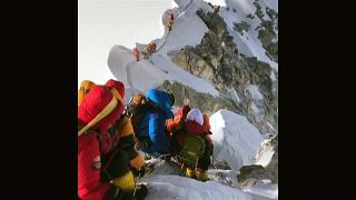 شاهد: مجموعة من متسلقي الجبال يعبرون ممر هيلاري ستيب باتجاه قمة إفرست