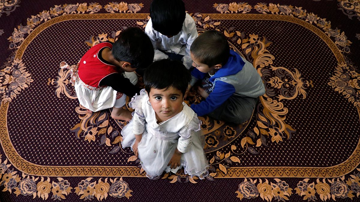 Afgán gyerekek játszanak egy napköziben
