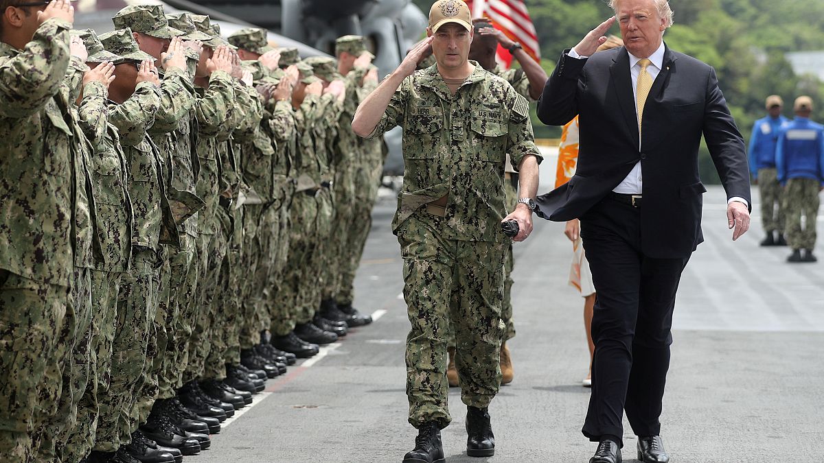 الرئيس الأميركي دونالد ترامب في قاعدة عسكرية في اليابان