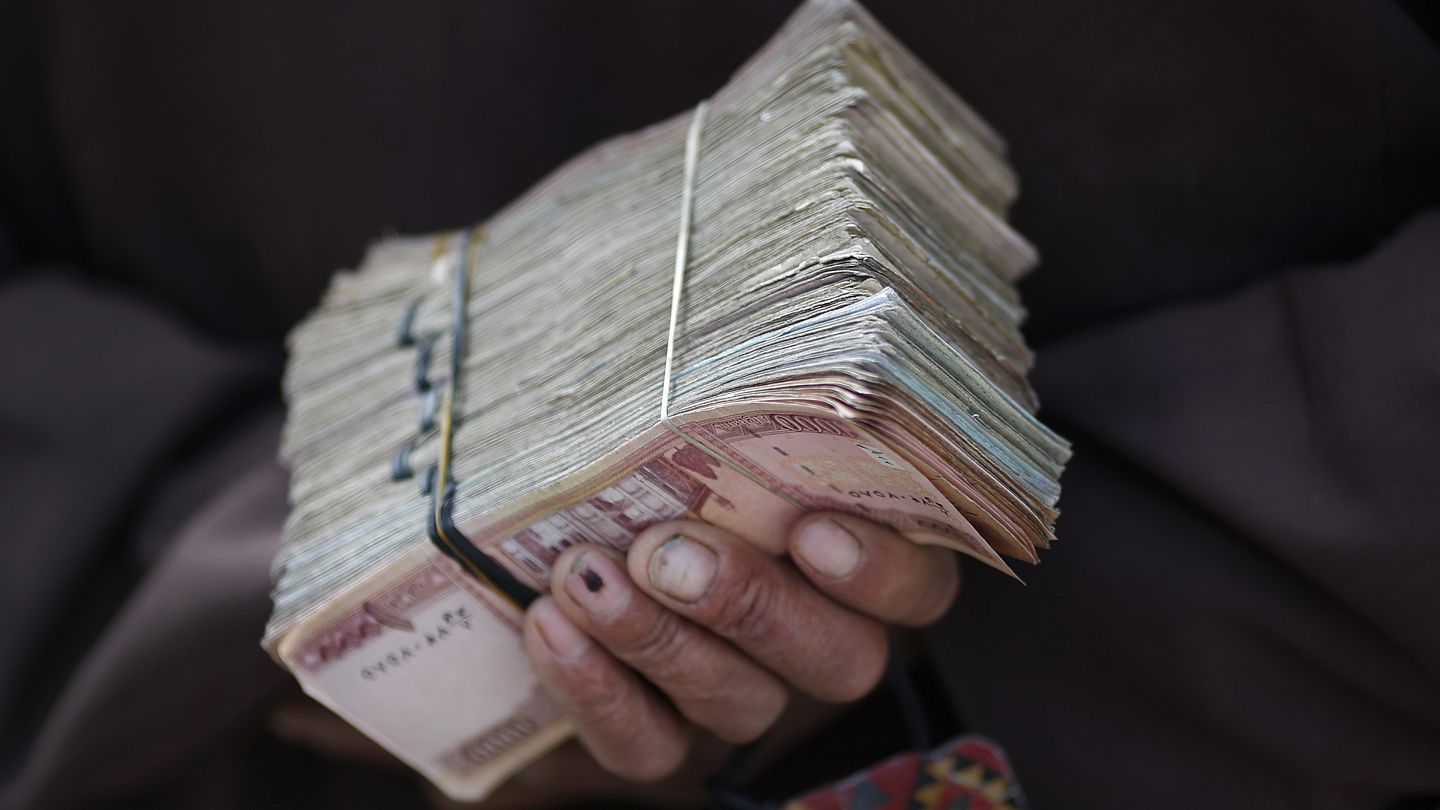 کاهش بی سابقه ارزش افغانی افغانستان ثبت خسارت میلیونی در مهمترین مرکز مبادلات پولی Euronews