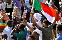 Sudan'da yönetimi sivillere teslim etmeyen orduya baskı için greve gidildi