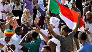 Sudan'da yönetimi sivillere teslim etmeyen orduya baskı için greve gidildi