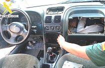 Avrupa'ya girmek isteyen kaçak göçmenler arabanın torpido gözünde yakalandı