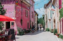 The purple village dedicated to organic wine and slow food