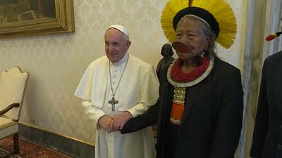 Ferenc pápa törzsi vezetővel találkozott