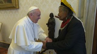 Stammesführer Raoni trifft Papst Franziskus