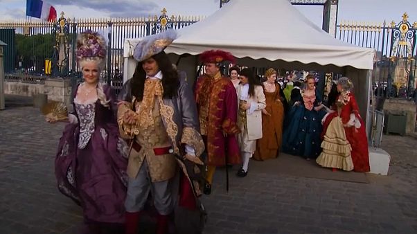 Versay Sarayı'nda Marie-Antoinette temalı kıyafet balosu yapıldı Versay Sarayı'nda Marie-Antoinette temalı kıyafet balosu yapıldı