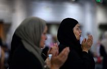 Kabe'de dua eden kadınlar