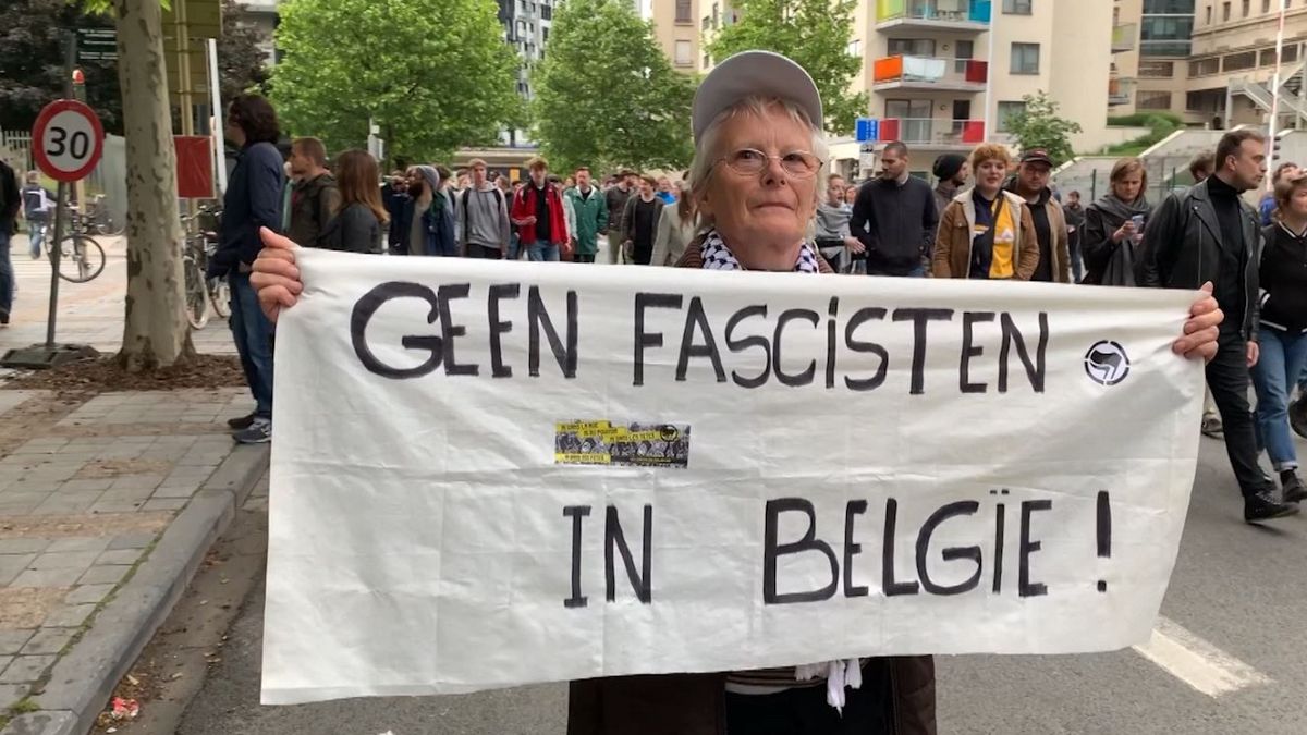 شعار معترضان در برابر پارلمان اروپا: نه به فاشیسم در اروپا