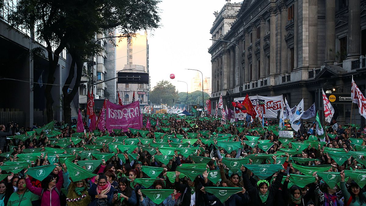 مظاهرة حاشدة أمام البرلمان الأرجنتني دعماً لـ"حق الإجهاض"