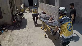 انقاذ مدنيين بعد اصابتهم بالقصف في إدلب