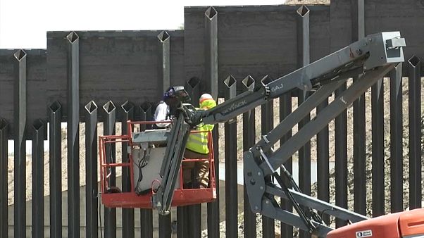 8 km lang: US-Bürger bauen eigenhändig Grenzmauer zu Mexiko 8 km lang: US-Bürger bauen eigenhändig Grenzmauer zu Mexiko