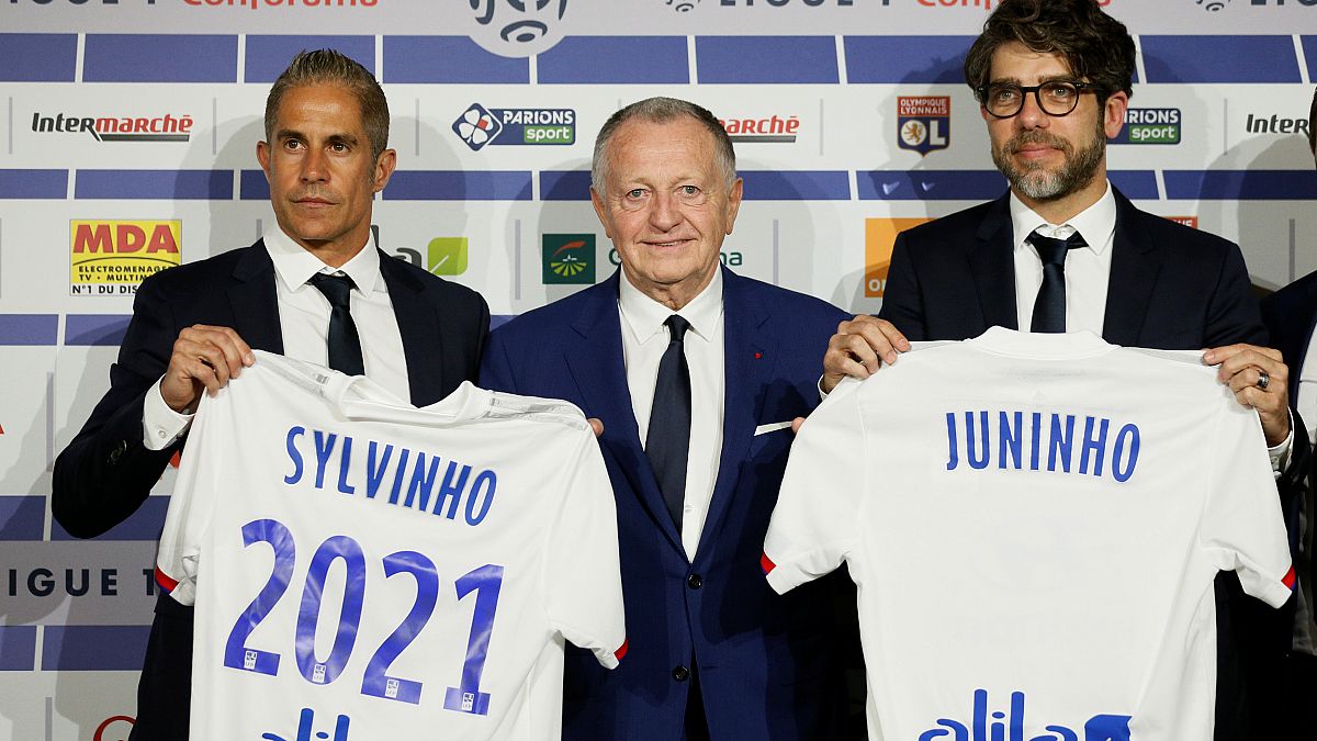 Il nuovo Lione: l'allenatore Sylvinho, il presidente Aulas, il ds Juninho.