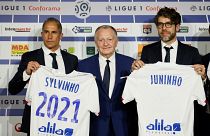 Il nuovo Lione: l'allenatore Sylvinho, il presidente Aulas, il ds Juninho.