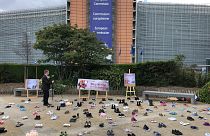 احتجاجاً على الحرب باليمن.. يافطات وأحذية أطفال أمام المفوضية الأوروبية