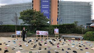 احتجاجاً على الحرب باليمن.. يافطات وأحذية أطفال أمام المفوضية الأوروبية