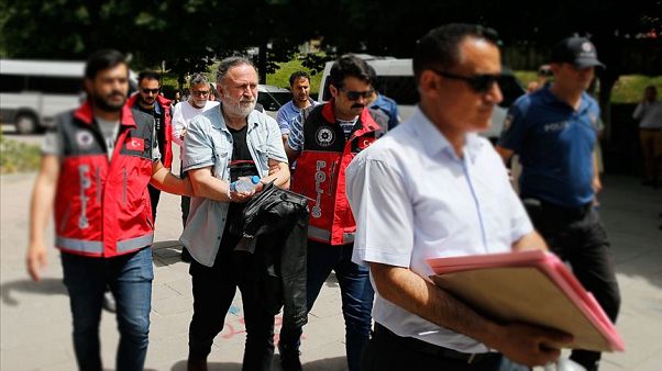 Zümrüt Apartmanı kitabının yazarı ve yayıncısı adli kontrol şartıyla serbest bırakıldı Zümrüt Apartmanı kitabının yazarı ve yayıncısı adli kontrol şartıyla serbest bırakıldı
