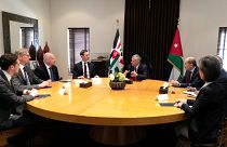 العاهل الأردني الملك عبد الله (يمين وسط الصورة) وجاريد كوشنر مستشار ترامب