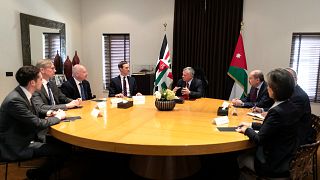 العاهل الأردني الملك عبد الله (يمين وسط الصورة) وجاريد كوشنر مستشار ترامب