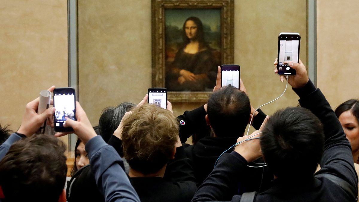 زوار يلتقطون صورا للوحة الموناليزا ليوناردو دافنشي في متحف اللوفر-باريس