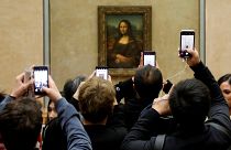 زوار يلتقطون صورا للوحة الموناليزا ليوناردو دافنشي في متحف اللوفر-باريس