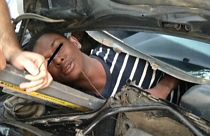 شاهد: العثور على مهاجر غير شرعي داخل محرك سيارة في مليلية