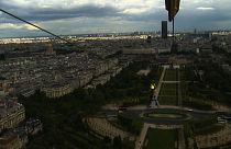 In volo a 90km/h giù dalla Torre Eiffel di Parigi con la zipline