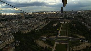 In volo a 90km/h giù dalla Torre Eiffel di Parigi con la zipline