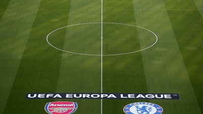  Bakü'de UEFA Avrupa Ligi finali coşkusu: Taraftarlar kupa ile fotoğraf çektiriyor