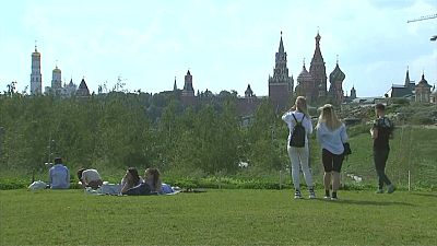 شاهد: الروس يخرجون إلى متنزهات موسكو للهروب من موجة الحر الشديد