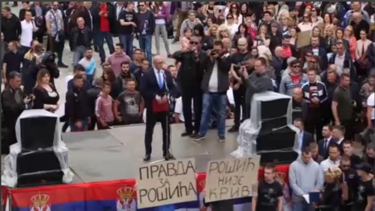 «Οι Σέρβοι είμαστε ενωμένοι» φωνάζουν διαδηλωτές
