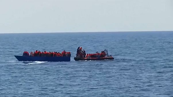 Viminale dirotta a Genova la Nave della Marina con a bordo 100 migranti Viminale dirotta a Genova la Nave della Marina con a bordo 100 migranti