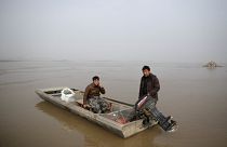 Рыбаки ставят сети на р. Хуанхэ в Китае