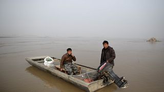 Рыбаки ставят сети на р. Хуанхэ в Китае