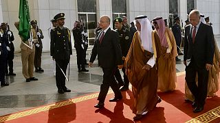 الرئيس العراقي برهم صالح بعد وصوله إلى جدة 