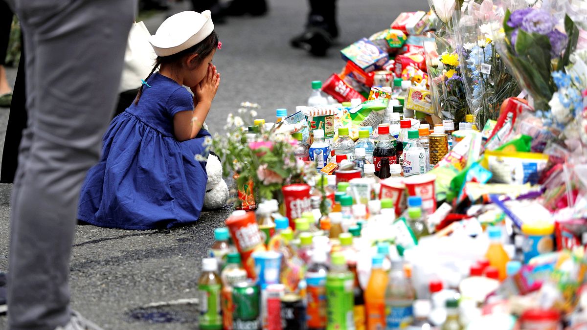 Japonlar neden bıçaklı saldırı kurbanları anısına şekerleme ve içecek bırakıyor?