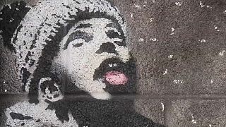 شاهد: نقل جدارية لبانكسي من ورشة حدادة إلى أحد المعارض الفنية