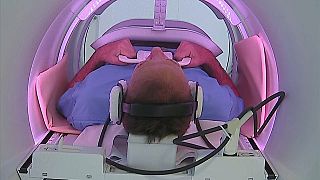 ديفيد هودسن خلال خضوعه للعلاج بواسطة آلة جديدة للتصوير بالرنين المغناطيسي