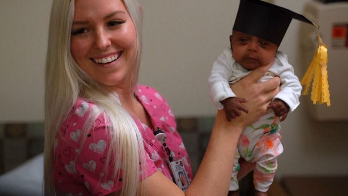 کوچکترین نوزاد جهان از بیمارستان راهی خانه شد 