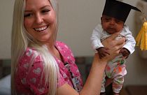 کوچکترین نوزاد جهان از بیمارستان راهی خانه شد