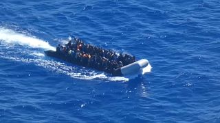 فيديو: البحرية الإيطالية تنقذ 100 مهاجر من قارب مطاطي بعرض المتوسط