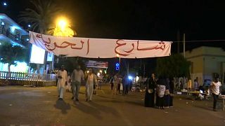 السودان يغلق مكتب الجزيرة في الخرطوم وعشرات آلاف المتظاهرين في الشارع