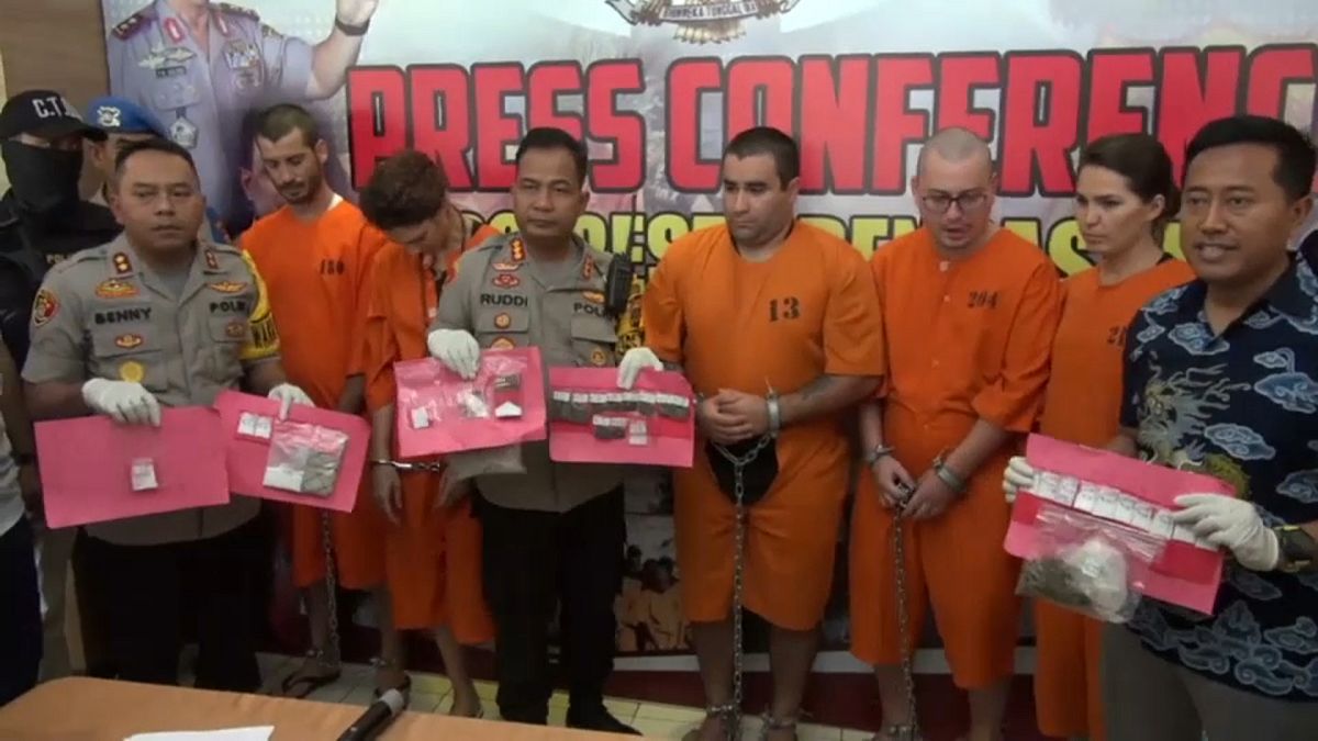 شاهد: الشرطة  الإندونيسية تلقي القبض على عصابة دولية تتاجر في المخدرات