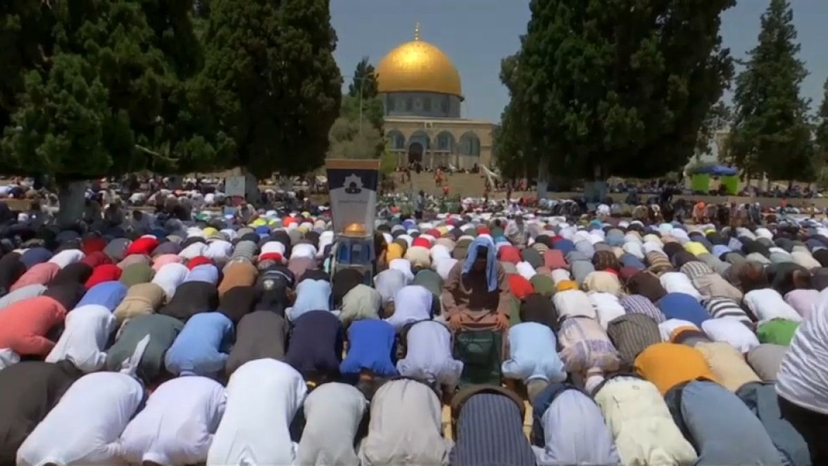 مصلون فلسطينيون في طريقهم لاداء صلاة الجمعة بالمسجد الأقصى في القدس
