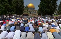 مصلون فلسطينيون في طريقهم لاداء صلاة الجمعة بالمسجد الأقصى في القدس