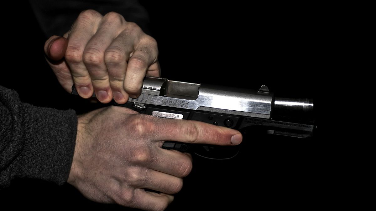 مسلح يقتل رهينتين وينتحر في سويسرا